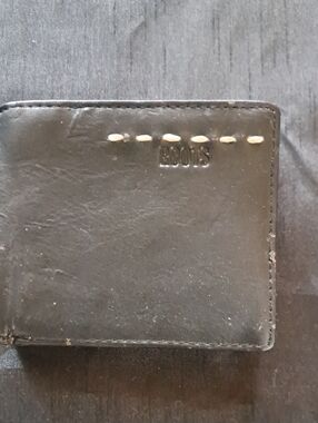 ROOTS Black Leather Bi-Fold Wallet